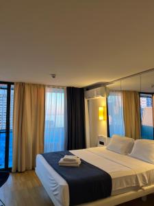 Posteľ alebo postele v izbe v ubytovaní The best beach aparthotel Orbi city Batumi