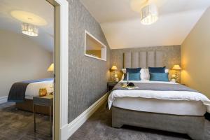 um quarto com uma cama grande e almofadas azuis em Maple Valley Guesthouse em Limerick