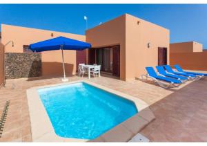 Bazén v ubytování Anahi Homes Corralejo - Villa Brezo 3 nebo v jeho okolí