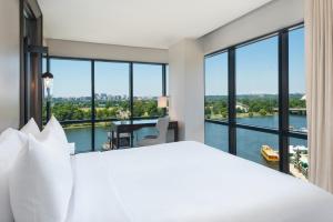 Výhled na řeku, která protéká v blízkosti hotelu