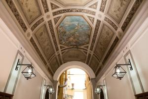 eine Decke im Flur mit einem Gemälde darauf in der Unterkunft Residenza Cernaia in Rom