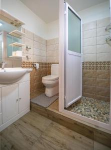 フリック・アン・フラックにあるResidence Barbera Apartmentsのシャワー、トイレ、洗面台を備えたバスルーム