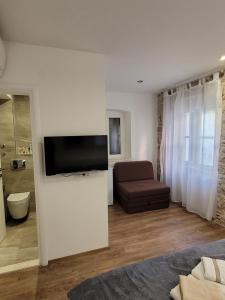Televízia a/alebo spoločenská miestnosť v ubytovaní Sebenico Luxury Rooms