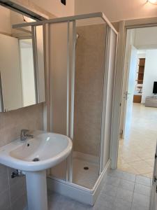 een badkamer met een douche en een wastafel bij Lago e Giardino apartment in Bellagio +15 foto's