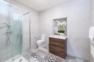 een badkamer met een douche, een toilet en een wastafel bij Maple Valley Guesthouse in Limerick