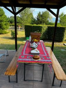 uma mesa de piquenique com uma toalha de mesa vermelha em A Cjase di Sandra em Moruzzo