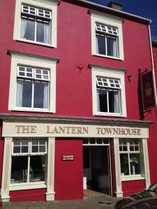 un edificio rojo con la casa de la ciudad lanthen en The Lantern Townhouse en Dingle