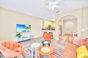 - un salon avec un canapé et des chaises dans l'établissement 3BR Condo with Hot Tub and Pool - Near Disney, à Orlando