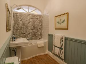 y baño con lavabo y bañera con lavamanos. en Danes Court, en Bowland Bridge 25 fotos más