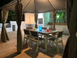 een eetkamer met een tafel en stoelen in een tent bij Quinta Las Galgas in Calpe