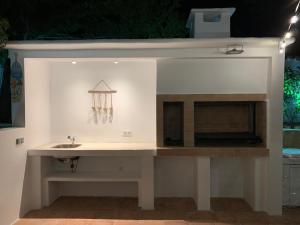 een badkamer met een wastafel en een open haard bij Quinta Las Galgas in Calpe