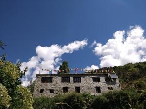 KyelangにあるZomsa Culturehubの色彩の旗が飾られた建物