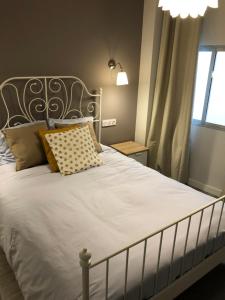 Tempat tidur dalam kamar di LA CALLEJINA Cáceres Full equipped HOUSE AT CC-00616