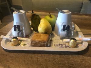 卡塞雷斯的住宿－LA CALLEJINA Cáceres Full equipped HOUSE AT CC-00616，桌上装有水果的盘子,放两个榨汁机