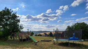 Herní místnost nebo prostor pro děti v ubytování FeWo "Waldblick" und "Gartenblick" mit Pool und Kinderspielplatz