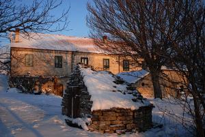 an old stone house with snow on the ground at chevalier claudio in Agnone