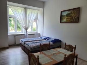 Postel nebo postele na pokoji v ubytování Zámecká zahrada-apartmány