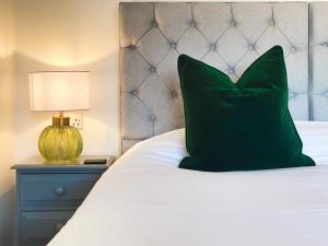 Postel nebo postele na pokoji v ubytování Castle Hotel