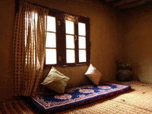 KyelangにあるZomsa Culturehubの枕付きの部屋の窓