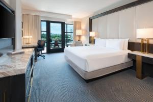 Postel nebo postele na pokoji v ubytování InterContinental - Washington D.C. - The Wharf by IHG