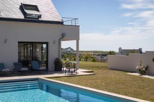 a house with a swimming pool in the backyard at La Maison des Embruns in Plouarzel