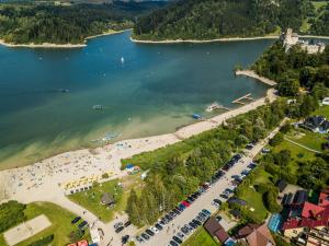 z góry widok na plażę z tłumem ludzi w obiekcie Mergen Bike & Ski Resort w mieście Niedzica Zamek
