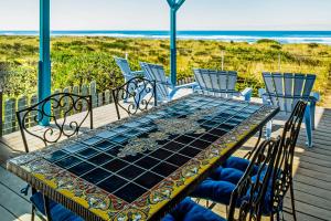 Imagem da galeria de Expansive Views Family Oceanfront Beach Home em Westport