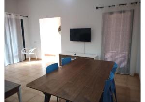 comedor con mesa de madera y sillas azules en Anahi Homes Corralejo -Villa Codeso 7, en La Oliva