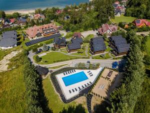 uma vista aérea de uma casa com piscina em Mergen Bike & Ski Resort em Niedzica Zamek