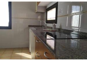 een keuken met een aanrecht en een wastafel bij Anahi Homes Corralejo- Bicacarera 9 in La Oliva +6 foto's