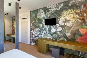 a bedroom with a wall mural of flowers at LA DAMA in San Vito lo Capo
