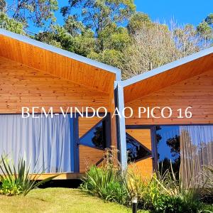 a wood fence with a sign that reads ben windo pico at Hotel Pico 16 in Monte Verde