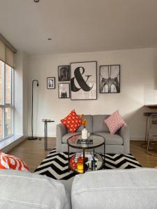 Een zitgedeelte bij Central Leeds townhouse with private roof garden Sleeps 4