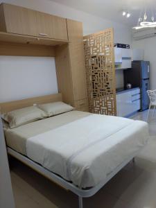 Łóżko lub łóżka w pokoju w obiekcie Departamento Av de Mayo 748