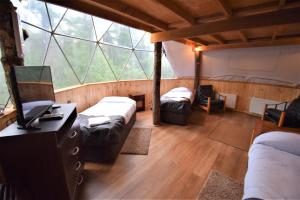 a room with two beds in a room with windows at Centro Turistico Vortice Chile in Manzanar +93 photos