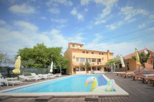 Bazén v ubytovaní XXL Holiday Home with Pool alebo v jeho blízkosti
