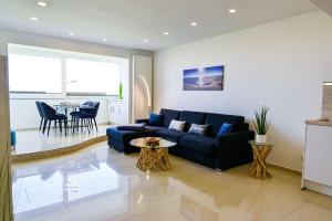 a living room with a blue couch and a table at Am Sahlenburger Strand AS11 in Cuxhaven