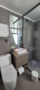 Bathroom sa Hotel Pico 16
