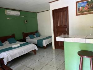 Cama o camas de una habitación en Hotel Coyote Costa Rica