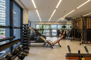 une salle de sport avec des appareils d'exercice dans un bâtiment dans l'établissement Salinas Premium Resort, à Salinópolis
