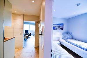 En eller flere senge i et værelse på Strandhochhaus SF07 + 30 billeder