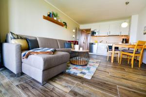 ein Wohnzimmer mit einem Sofa und einer Küche in der Unterkunft Haus Horizont HZ13 in Cuxhaven