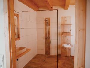 Koupelna v ubytování Hochleben-Chalets am Erlebnisbauernhof Steinerhof