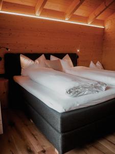 Postel nebo postele na pokoji v ubytování Hochleben-Chalets am Erlebnisbauernhof Steinerhof