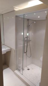 ein Badezimmer mit Dusche und Waschbecken in der Unterkunft Club Seru Coral in Willemstad