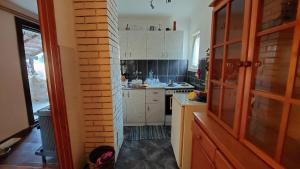 O bucătărie sau chicinetă la Apartman Nebojša
