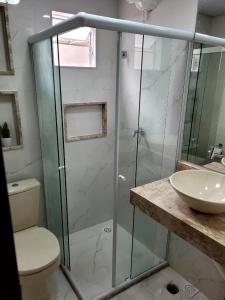 y baño con ducha, aseo y lavamanos. en Pousada Solaris, en Salvador