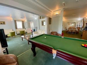 a living room with a pool table in it at Bryn Noddfa in Morfa Nefyn