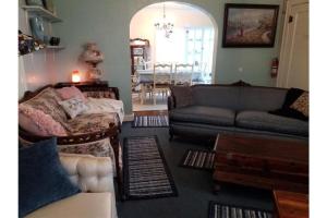 un salon avec un canapé et une table dans l'établissement 1 mile to Fort Sill! The CaroleBelle Cottage sleeps 8 with hottub,grills,firepit, à Lawton