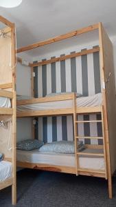 เตียงสองชั้นในห้องที่ For rest Hostel